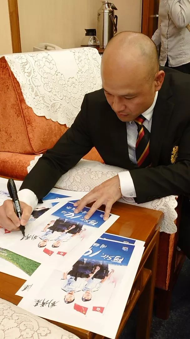 河南都市频道：圆梦啦！光头警长刘Sir一行如愿登上长城