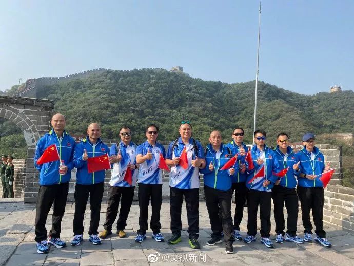 河南都市频道：圆梦啦！光头警长刘Sir一行如愿登上长城