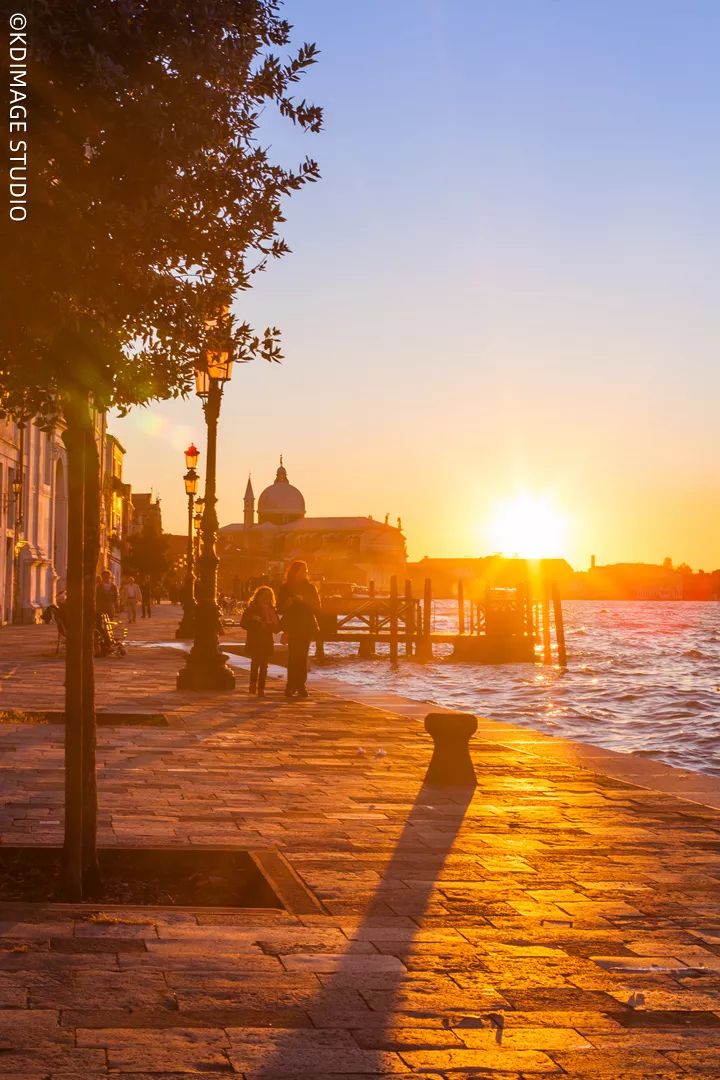 陪你一起看日出,陶醉在光影交错的美景之中