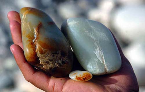 新疆的玉龙喀什河,正如这条河流的名字般,在这里蕴藏无数上好的玉石