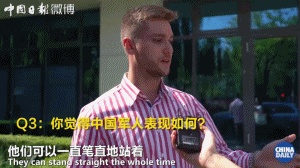 【中国经济网】只因在手机里多看了几眼，这些老外就都被中国军人圈粉了