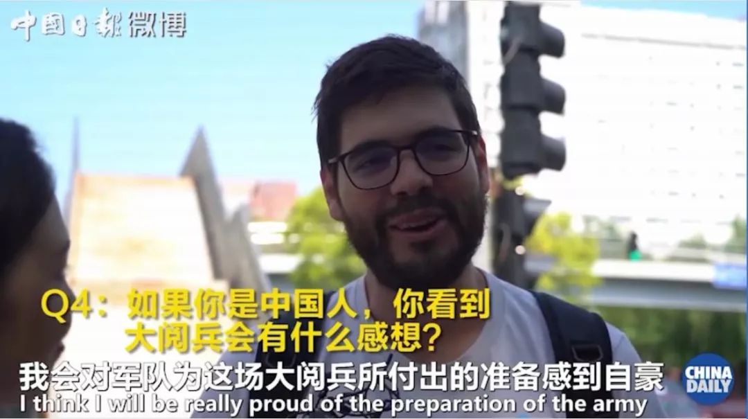【中国经济网】只因在手机里多看了几眼，这些老外就都被中国军人圈粉了