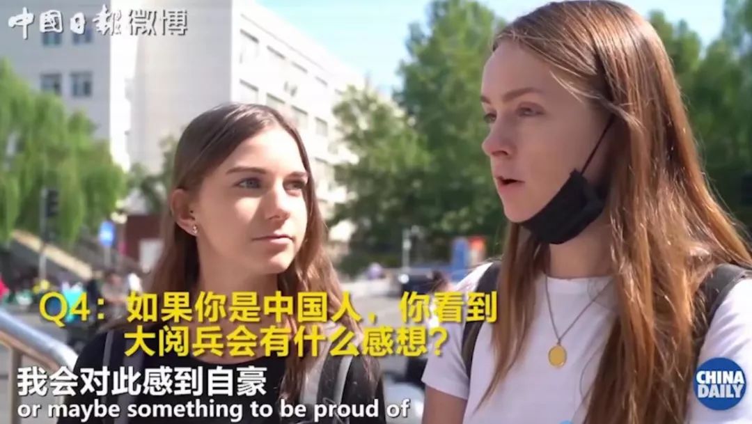 【中国经济网】只因在手机里多看了几眼，这些老外就都被中国军人圈粉了