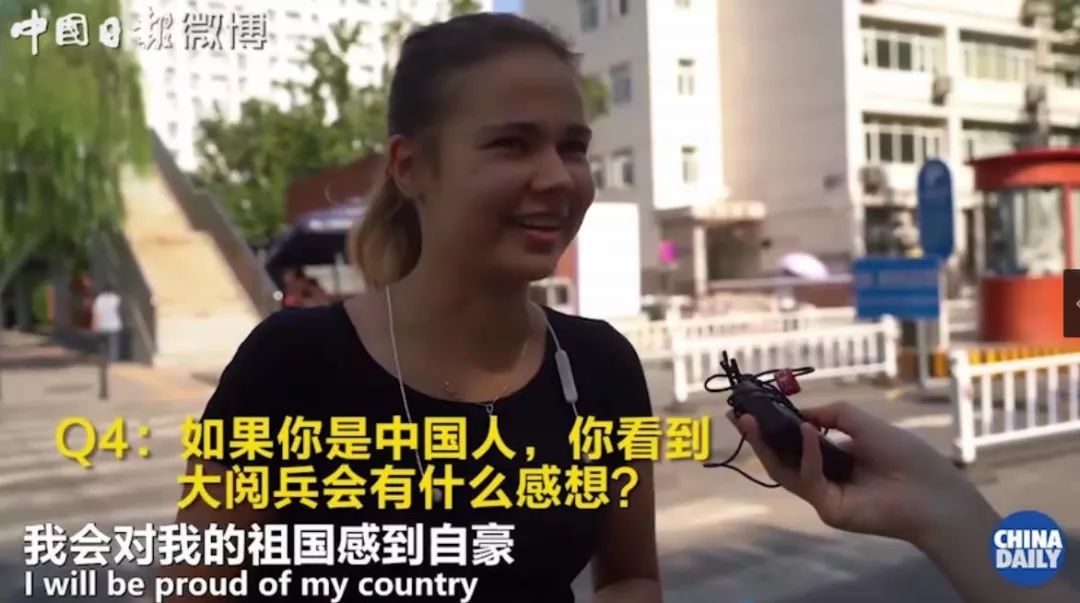 【中国经济网】只因在手机里多看了几眼，这些老外就都被中国军人圈粉了