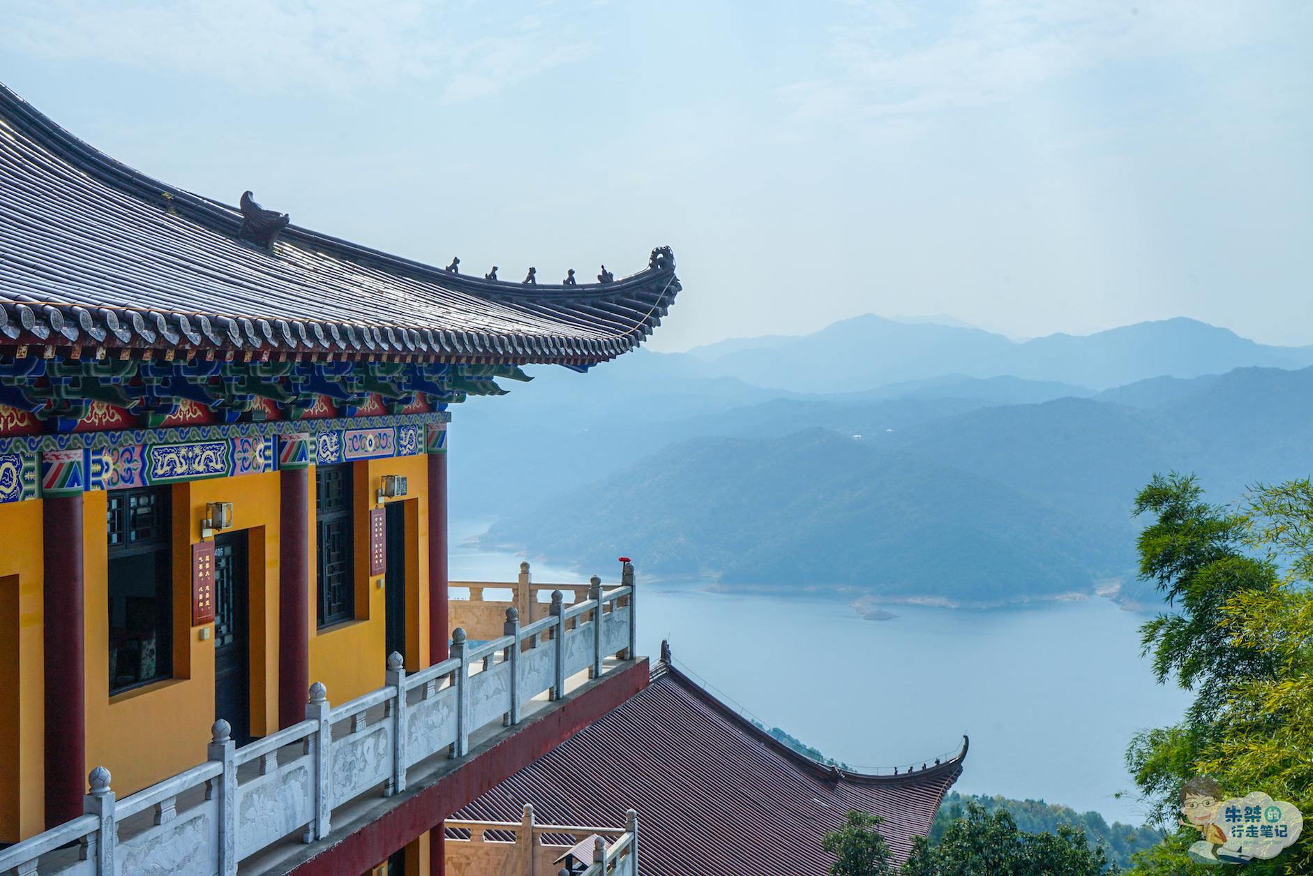 西風禪寺建於唐代,原名獅子庵,西風洞禪寺,位於太湖縣花亭湖畔鳳凰山