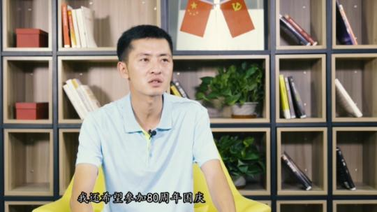 #经济日报#这位快递小哥，与国庆有个十年的约定……