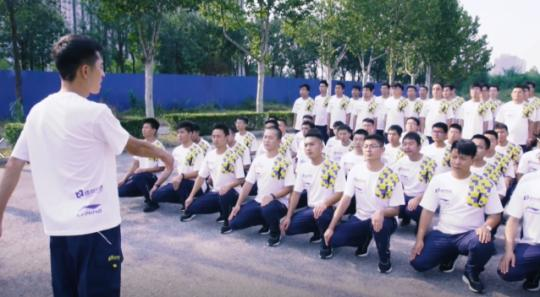 #经济日报#这位快递小哥，与国庆有个十年的约定……