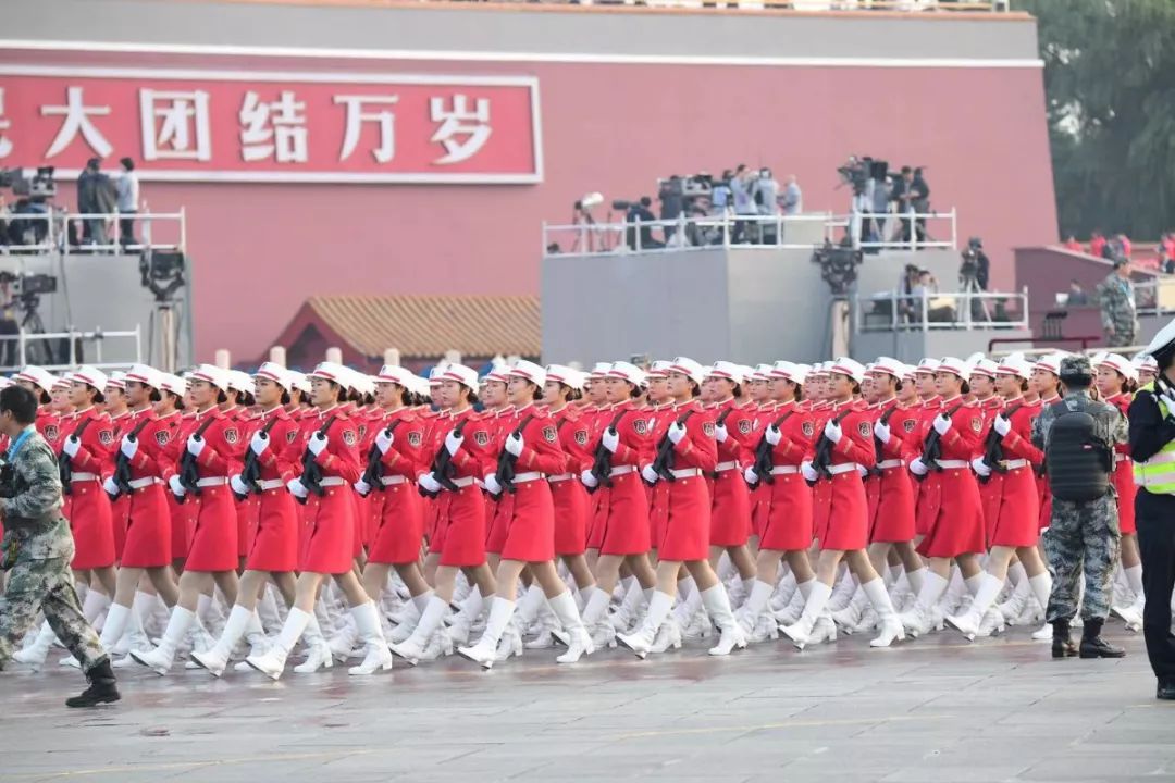 「环球时报」精神抖擞，受阅徒步方队列队！