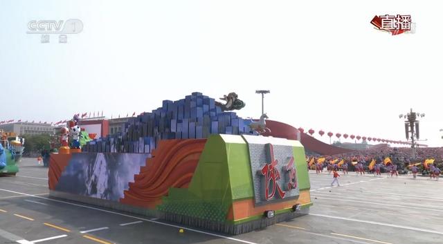 #每日经济新闻#国庆阅兵地方彩车背后的故事