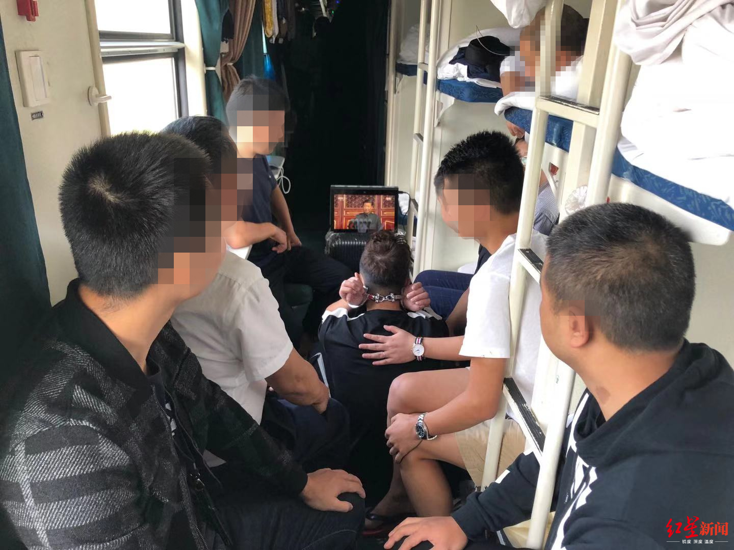 「红星新闻」巴中民警“C位伺候 ”嫌犯看阅兵 嫌犯：以后要做正事