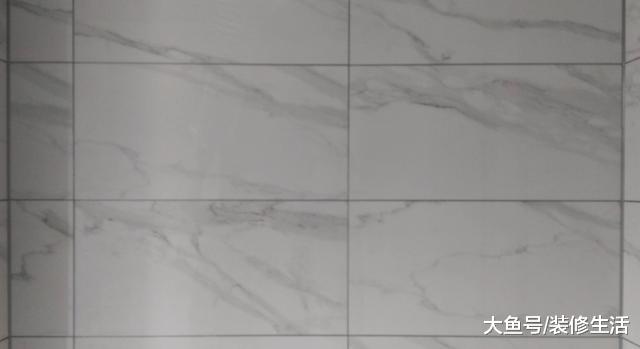 「中国质量万里行」房子验收发现瓷砖出现缝隙，师傅二话没说就砸了重装，怎么回事？