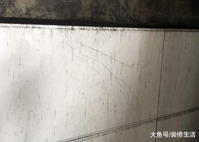 「中国质量万里行」房子验收发现瓷砖出现缝隙，师傅二话没说就砸了重装，怎么回事？