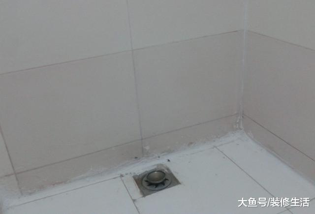 「中国质量万里行」房子验收发现瓷砖出现缝隙，师傅二话没说就砸了重装，怎么回事？