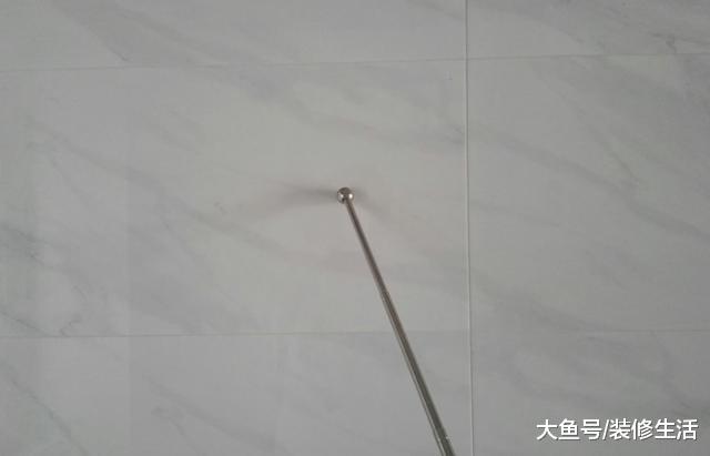 「中国质量万里行」房子验收发现瓷砖出现缝隙，师傅二话没说就砸了重装，怎么回事？