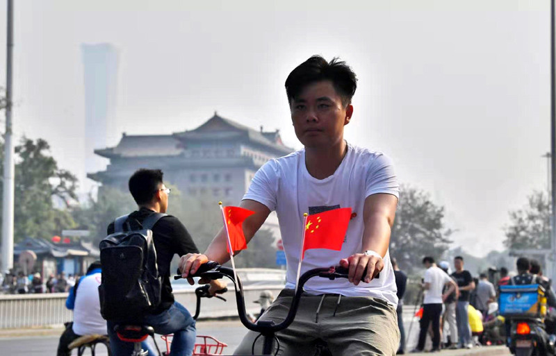 「中国质量万里行」国庆大典｜市民静候观看阅兵式空中梯队