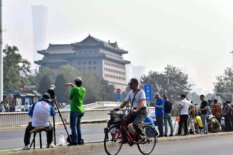 「中国质量万里行」国庆大典｜市民静候观看阅兵式空中梯队
