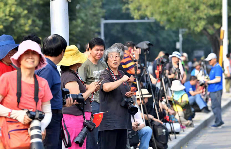 「中国质量万里行」国庆大典｜市民静候观看阅兵式空中梯队