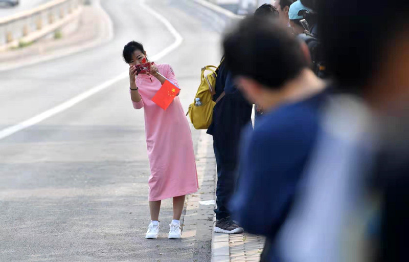 「中国质量万里行」国庆大典｜市民静候观看阅兵式空中梯队