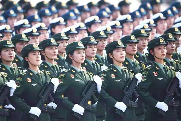 #很哥解密#阅兵式现场：姚晨笑面如花，冯远征激动无比，而她比明星还要耀眼