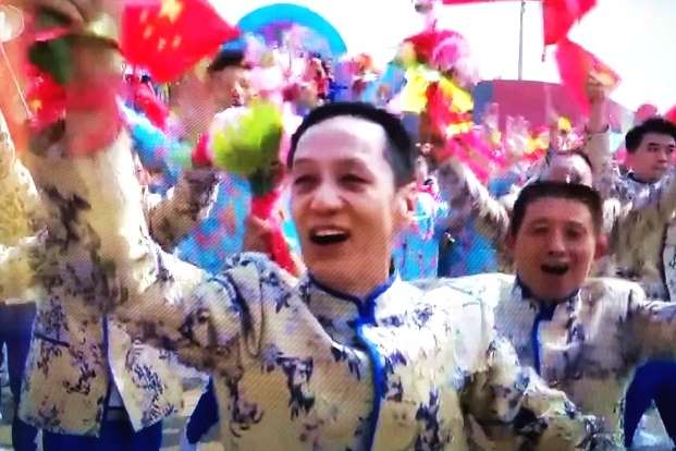 #很哥解密#阅兵式现场：姚晨笑面如花，冯远征激动无比，而她比明星还要耀眼