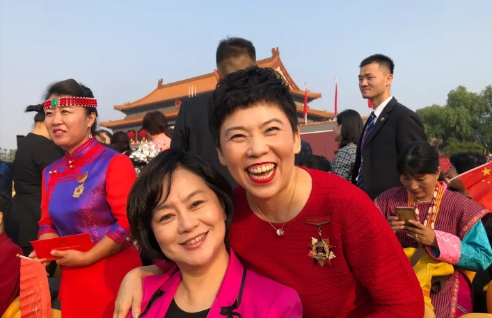 #很哥解密#阅兵式现场：姚晨笑面如花，冯远征激动无比，而她比明星还要耀眼
