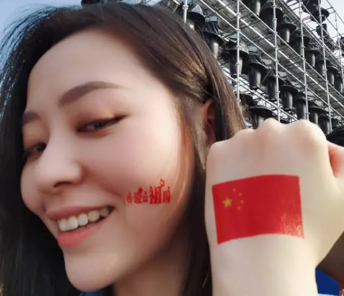 #很哥解密#阅兵式现场：姚晨笑面如花，冯远征激动无比，而她比明星还要耀眼