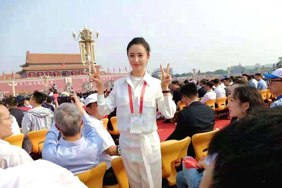 #很哥解密#阅兵式现场：姚晨笑面如花，冯远征激动无比，而她比明星还要耀眼