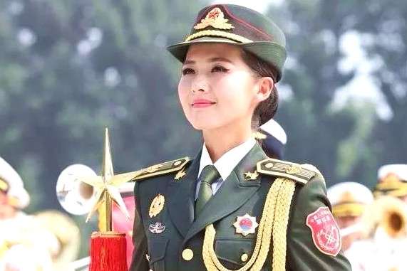 #很哥解密#阅兵式现场：姚晨笑面如花，冯远征激动无比，而她比明星还要耀眼
