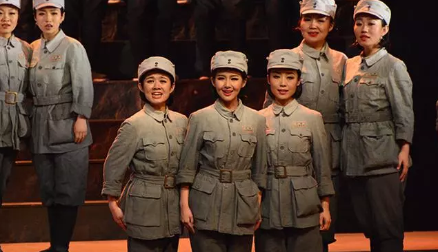 #很哥解密#阅兵式现场：姚晨笑面如花，冯远征激动无比，而她比明星还要耀眼