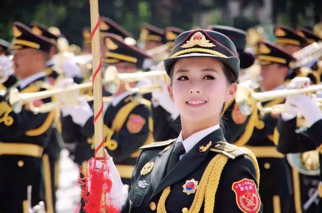 #很哥解密#阅兵式现场：姚晨笑面如花，冯远征激动无比，而她比明星还要耀眼