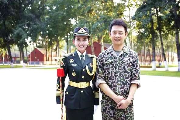#很哥解密#阅兵式现场：姚晨笑面如花，冯远征激动无比，而她比明星还要耀眼