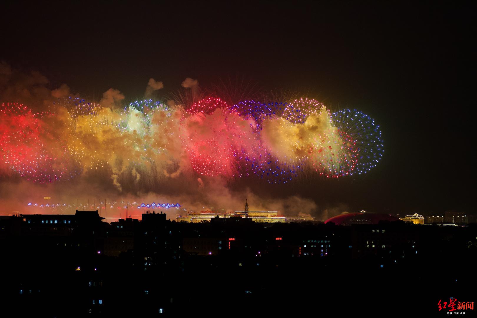 「红星新闻」图集｜繁“花”似锦！绚烂焰火点亮夜空，祝福祖国！