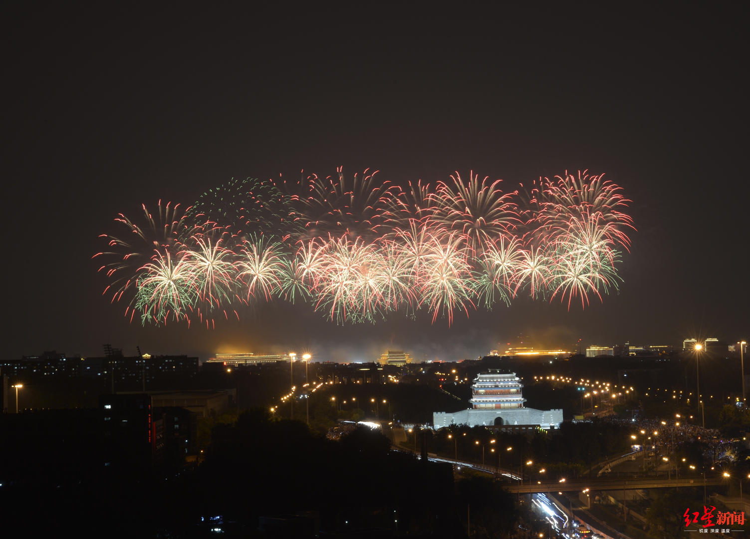 「红星新闻」图集｜繁“花”似锦！绚烂焰火点亮夜空，祝福祖国！