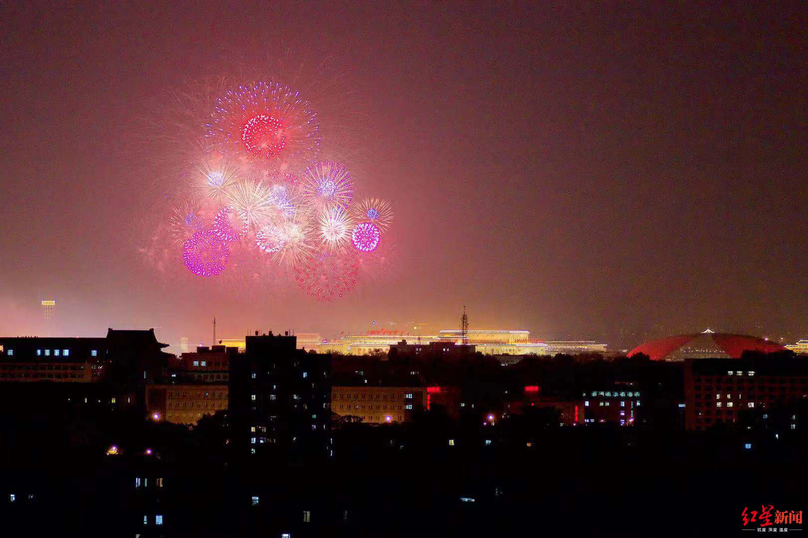 「红星新闻」图集｜繁“花”似锦！绚烂焰火点亮夜空，祝福祖国！