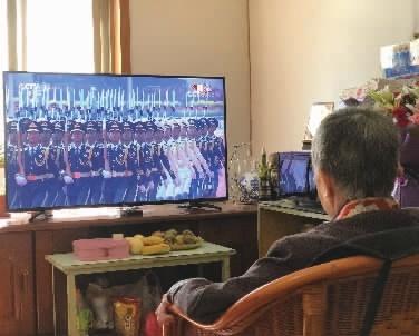 「华声在线」两届劳模三邀进京此次遗憾未能成行 直播画面前她竖起大拇指