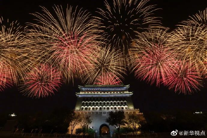 「中国经济网」北京的夜空刷屏了！国庆联欢之最都在这里，尤其第10个……