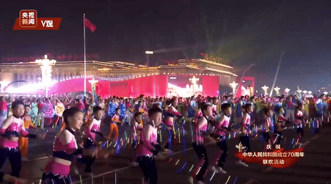 解放日报@让14亿甲方满意的乙方！张艺谋揭秘：昨晚联欢完成这个环节是世界奇迹