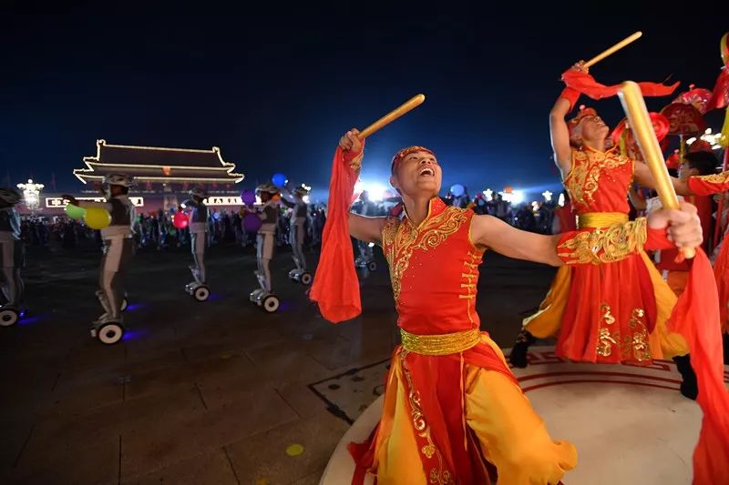 解放日报@让14亿甲方满意的乙方！张艺谋揭秘：昨晚联欢完成这个环节是世界奇迹