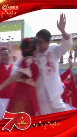 中国经济网：他俩这一吻，全国人民都看见了