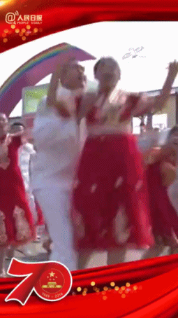 中国经济网：他俩这一吻，全国人民都看见了