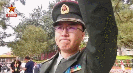 [信息时报]又见泪崩一幕，有人在礼宾车上见到他