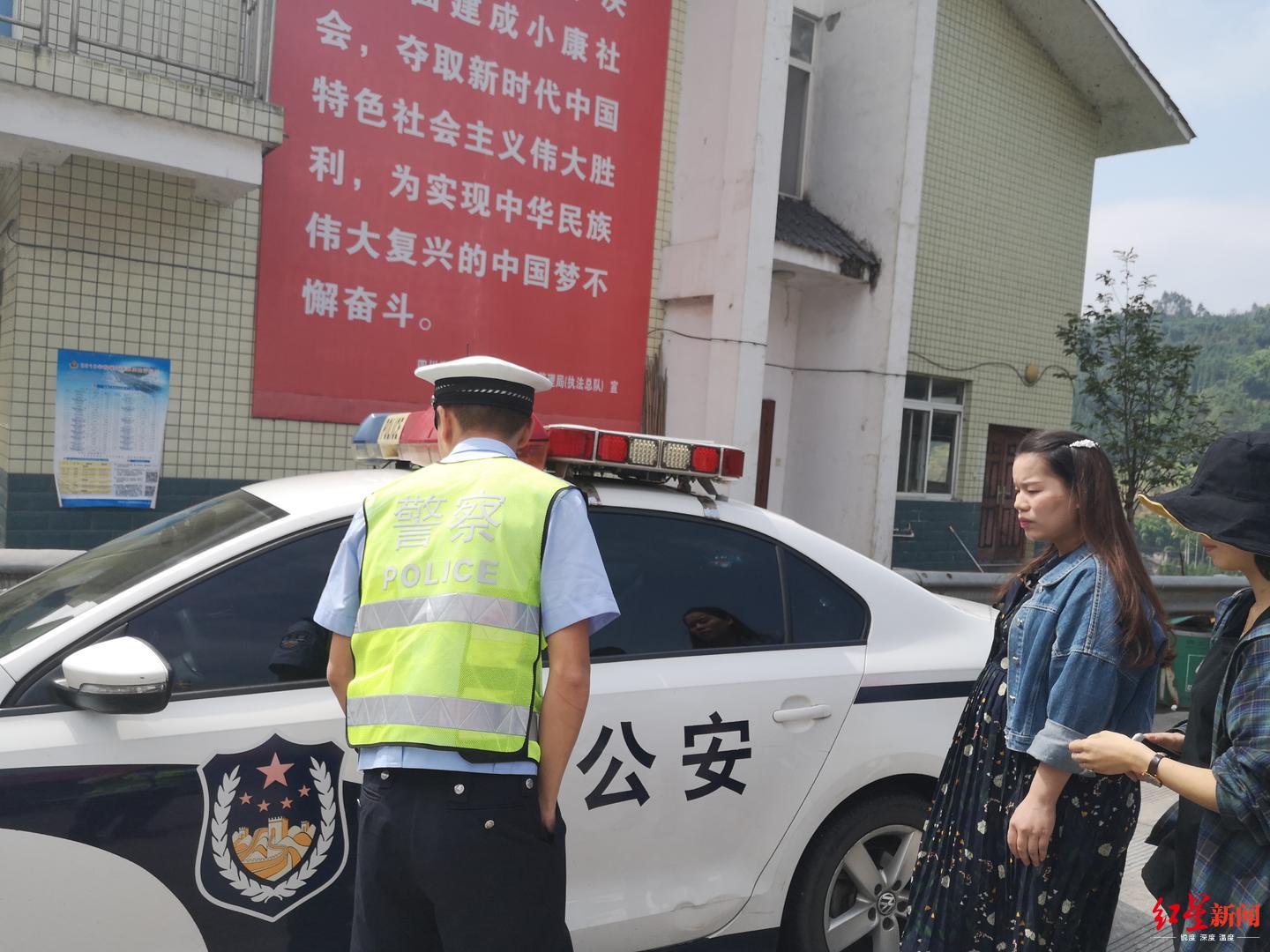 红星新闻：36周孕妇遭遇追尾事故肚子痛，高速交警驾车紧急送医