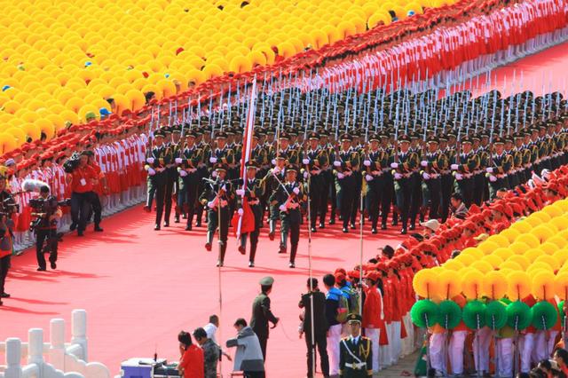 [纵相新闻]主持人铿锵解说却在幕后吸氧维持，摄影“百米冲刺”，感动一片网友