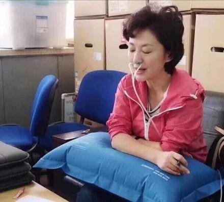 [纵相新闻]主持人铿锵解说却在幕后吸氧维持，摄影“百米冲刺”，感动一片网友