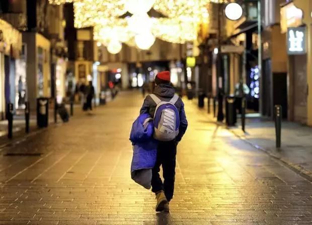 #英国报姐#越出国，越爱国！上千海外学子高喊：出国后才更知道祖国有多好！