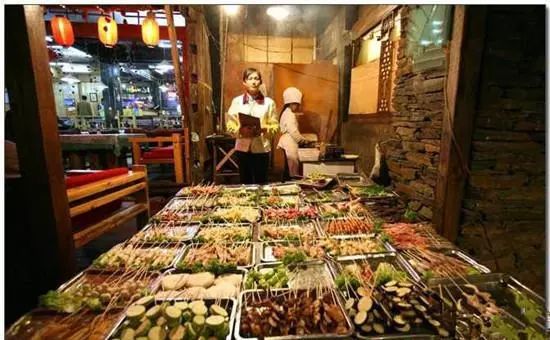 #英国报姐#越出国，越爱国！上千海外学子高喊：出国后才更知道祖国有多好！