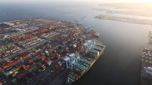 #英国报姐#越出国，越爱国！上千海外学子高喊：出国后才更知道祖国有多好！