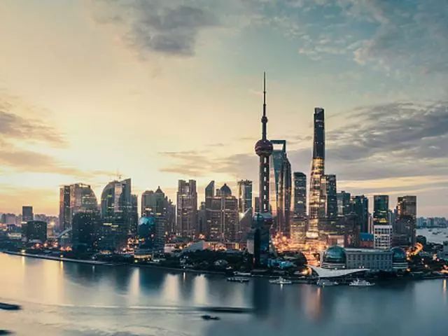 #英国报姐#越出国，越爱国！上千海外学子高喊：出国后才更知道祖国有多好！