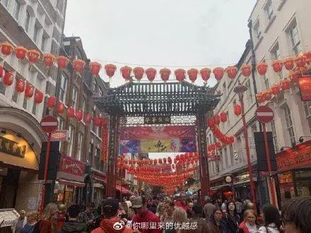 #英国报姐#越出国，越爱国！上千海外学子高喊：出国后才更知道祖国有多好！