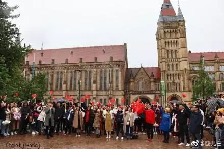 #英国报姐#越出国，越爱国！上千海外学子高喊：出国后才更知道祖国有多好！
